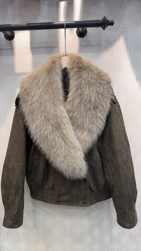 Jachetă damă din piele artificială cu guler din blană, nasturi dublu-rând, jacquard poliester, croială lejeră