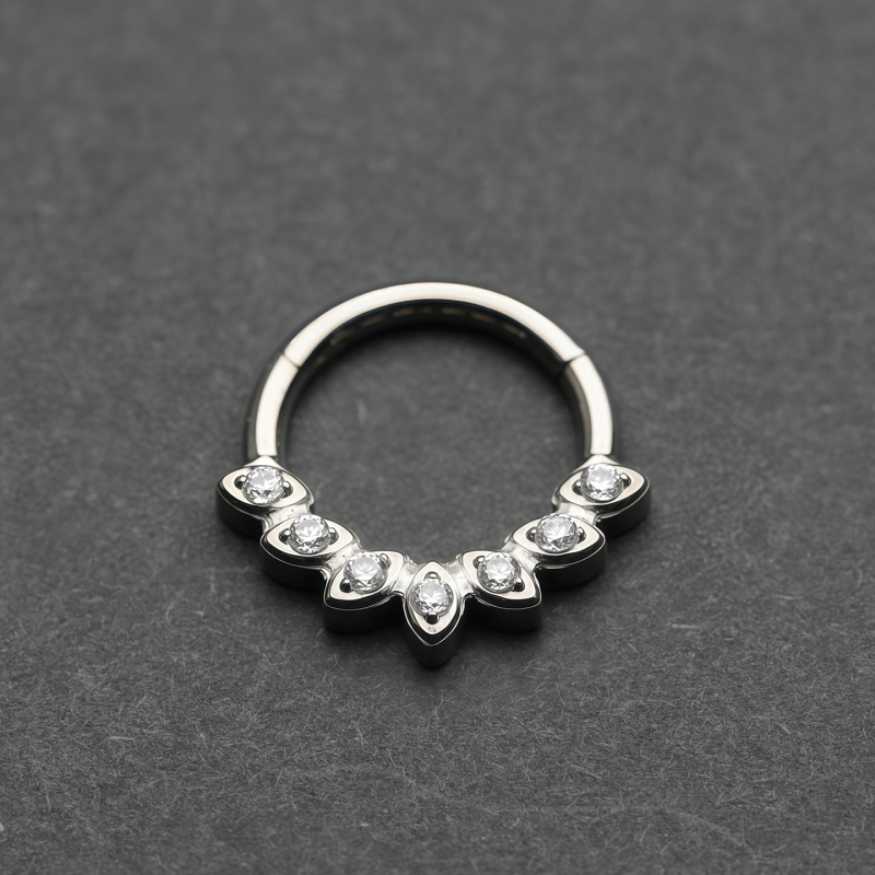 AMIGATINA inel nazal din aliaj de titan cu zirconiu încrustat, formă romb, G23 ASTM F136