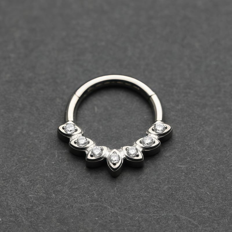 AMIGATINA inel nazal din aliaj de titan cu zirconiu încrustat, formă romb, G23 ASTM F136