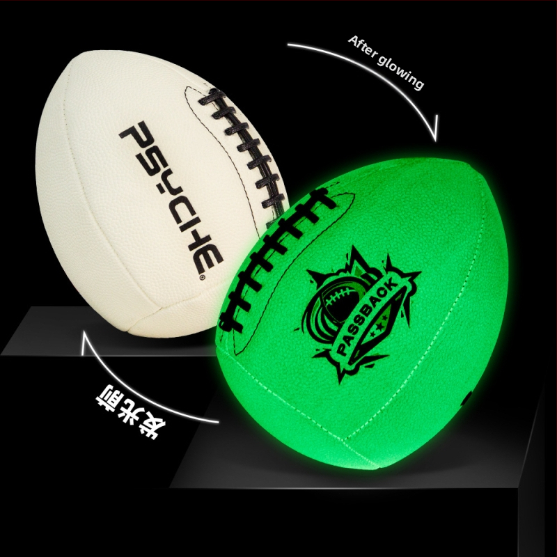 Metimo kamuolys kvaterbakų treniruotėms - šviesi PU odos passback kamuolys, pusrugbi, lauko naudojimui (Medžiaga: PU; Siuvimas: mašininis siuvimas; Kamuolio tipas: pusrugbi; Savybė: šviesi passback)