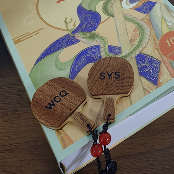 Висулка от орехово дърво във форма на ракета за тенис на маса – аксесоар за раница (Материал: дърво; Спорт: тенис на маса; Категория: Друг)