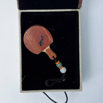 Висулка от орехово дърво във форма на ракета за тенис на маса – аксесоар за раница (Материал: дърво; Спорт: тенис на маса; Категория: Друг)