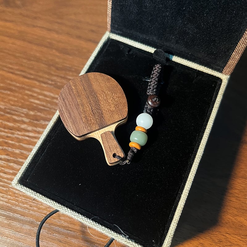 Висулка от орехово дърво във форма на ракета за тенис на маса – аксесоар за раница (Материал: дърво; Спорт: тенис на маса; Категория: Друг)