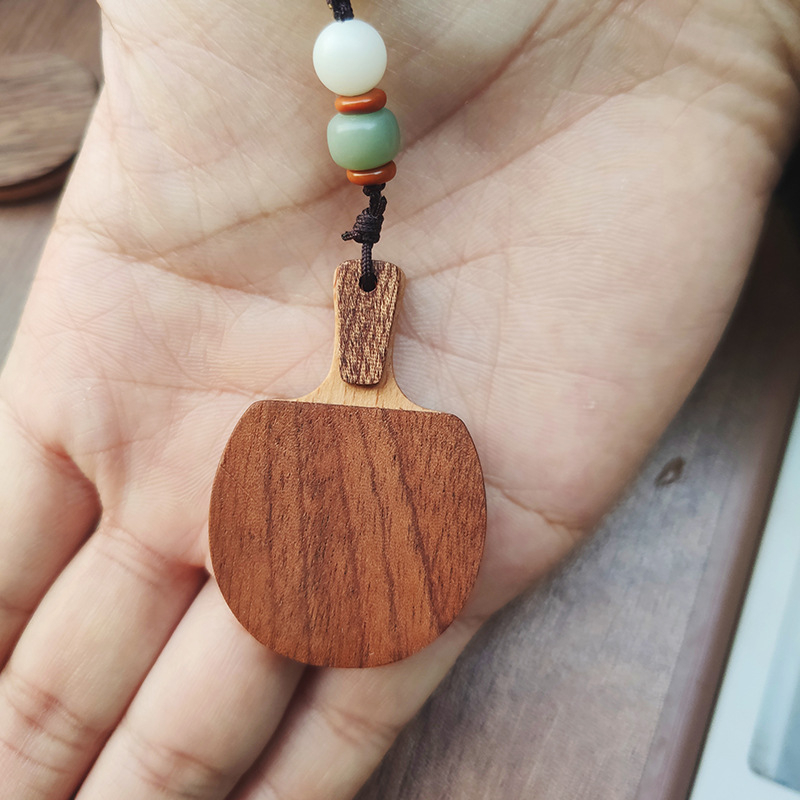 Висулка от орехово дърво във форма на ракета за тенис на маса – аксесоар за раница (Материал: дърво; Спорт: тенис на маса; Категория: Друг)