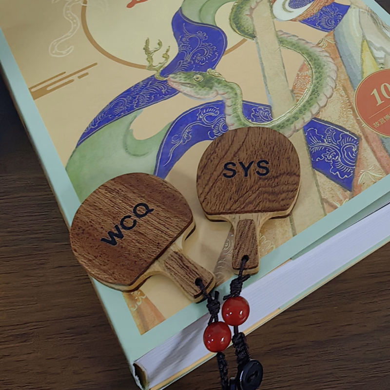 Висулка от орехово дърво във форма на ракета за тенис на маса – аксесоар за раница (Материал: дърво; Спорт: тенис на маса; Категория: Друг)