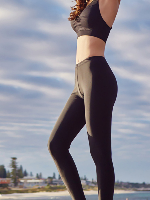 Moterų pavienė maudymosi kostiumėlis su iškarpytu dizainu, konservatyvus kirpimas, saulės apsauga, greitai džiūstantis nailono audinys, skirtas plaukti ir nardyti