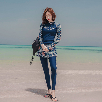 Ženski troslojeni kupaći kostim s dugim rukavima i dugim hlačama, donji dio u stilu suknje, cvjetni uzorak