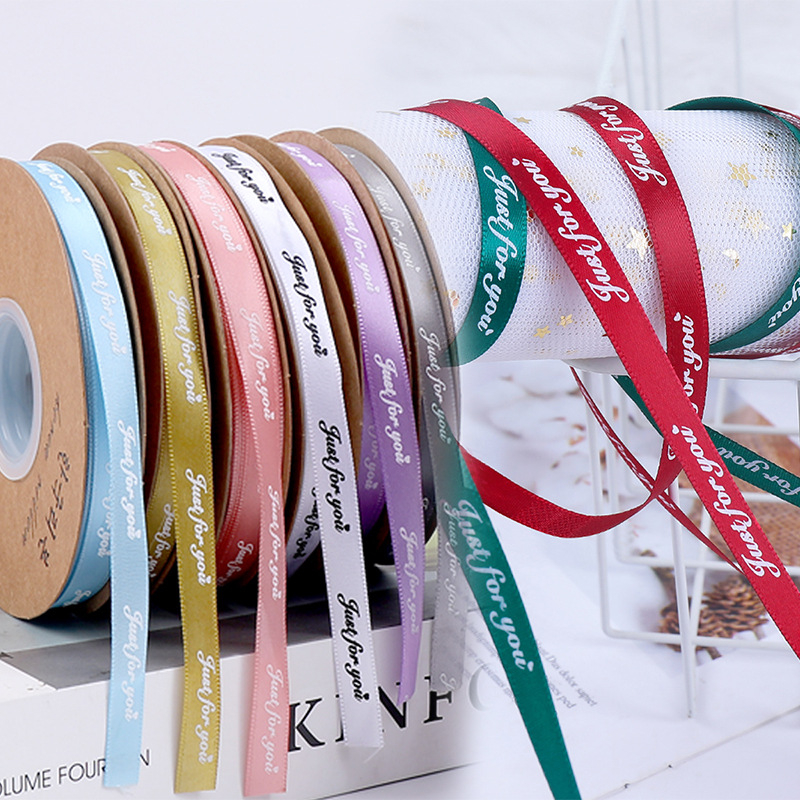 Panglică din poliester de la Qianmina pentru nunți, ambalare cadouri, ambalare prăjituri și buchete de flori.