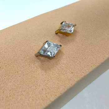 G23 titāna rombveida auskari ar balto kristālu, pulēta virsma, unisex stils