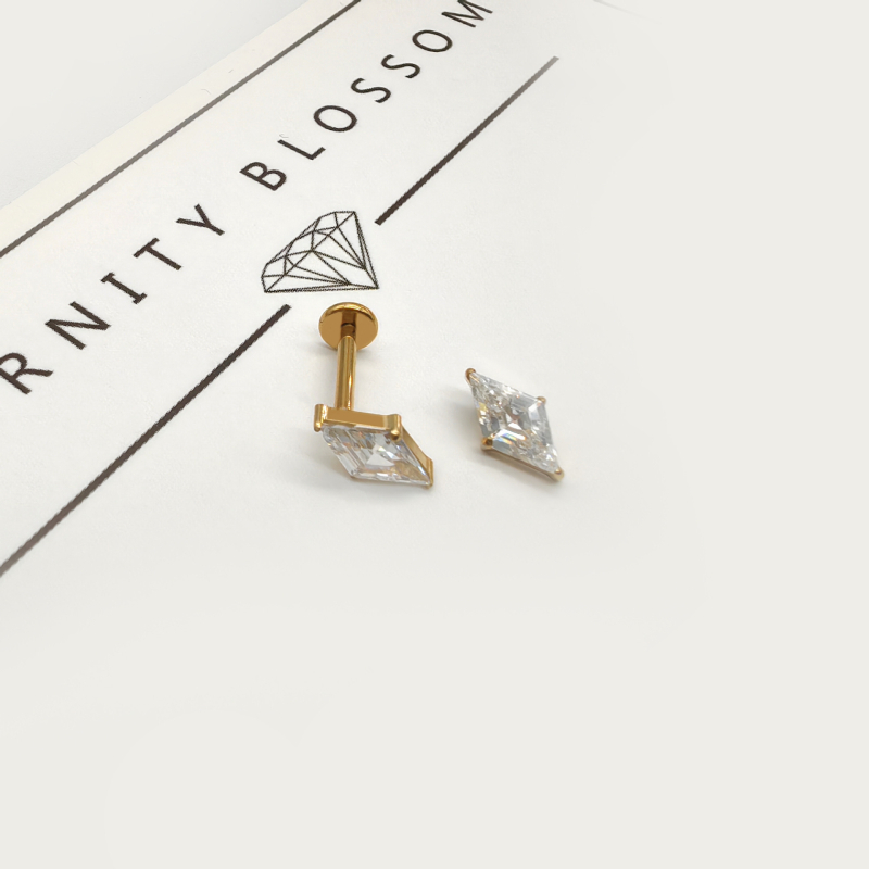 G23 titāna rombveida auskari ar balto kristālu, pulēta virsma, unisex stils