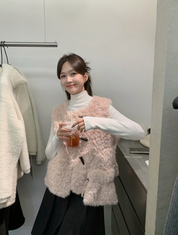 Vesta s umjetnim krznom, okrugli ovratnik, prednji dio s tri gumba, tkanina poliester-smola, bez punila