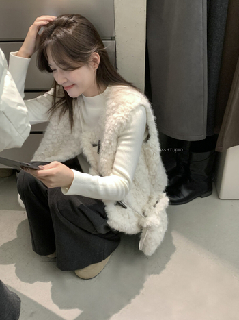 Vesta s umjetnim krznom, okrugli ovratnik, prednji dio s tri gumba, tkanina poliester-smola, bez punila