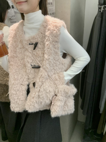 Vesta s umjetnim krznom, okrugli ovratnik, prednji dio s tri gumba, tkanina poliester-smola, bez punila