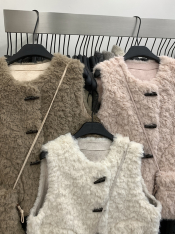 Vesta s umjetnim krznom, okrugli ovratnik, prednji dio s tri gumba, tkanina poliester-smola, bez punila