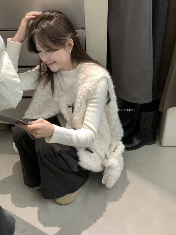 Vesta s umjetnim krznom, okrugli ovratnik, prednji dio s tri gumba, tkanina poliester-smola, bez punila