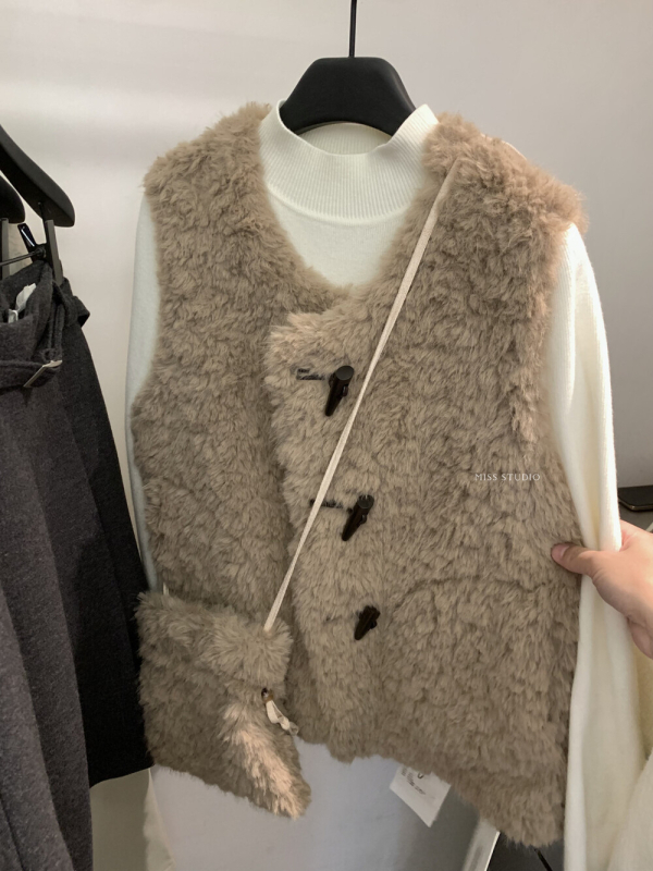 Vesta s umjetnim krznom, okrugli ovratnik, prednji dio s tri gumba, tkanina poliester-smola, bez punila