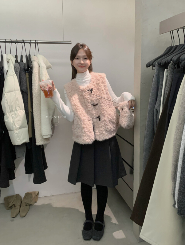 Vesta s umjetnim krznom, okrugli ovratnik, prednji dio s tri gumba, tkanina poliester-smola, bez punila