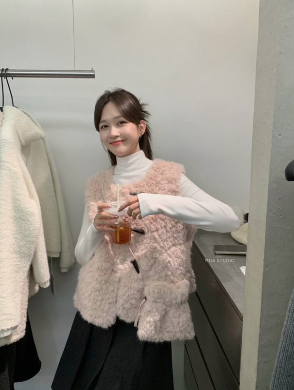 Vesta s umjetnim krznom, okrugli ovratnik, prednji dio s tri gumba, tkanina poliester-smola, bez punila