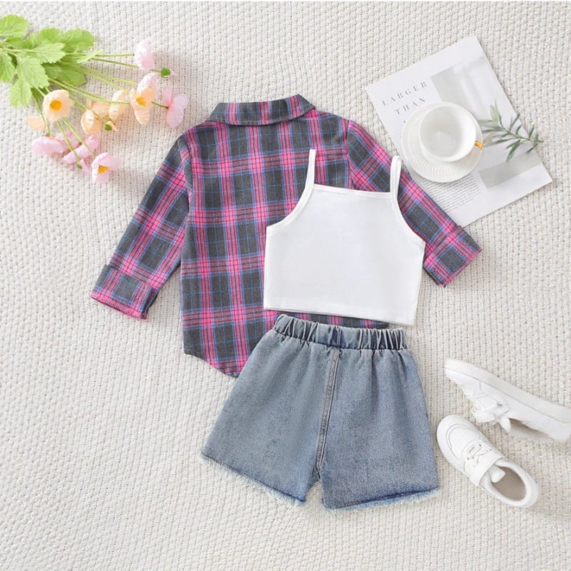 Set trei piese pentru copii: jachetă cu mâneci lungi în carouri, camisole și pantaloni scurți din denim; țesătură din bumbac 65%; model: dungi și carouri; iarnă 2025