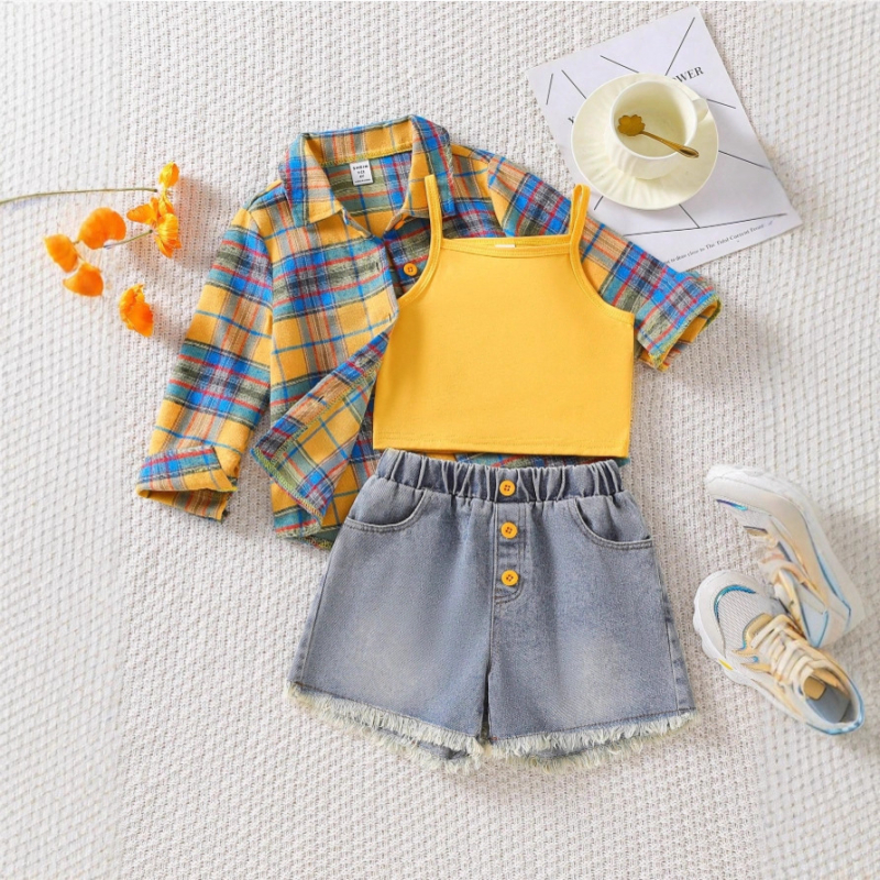 Set trei piese pentru copii: jachetă cu mâneci lungi în carouri, camisole și pantaloni scurți din denim; țesătură din bumbac 65%; model: dungi și carouri; iarnă 2025