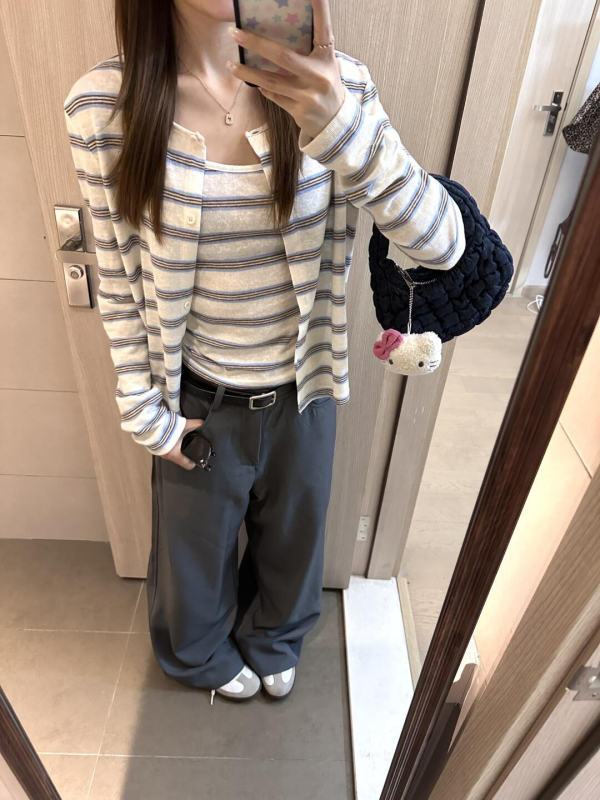 Set din două piese: cardigan tricotat în dungi cu top cu bretele, croială Slim, mâneci lungi, guler rotund