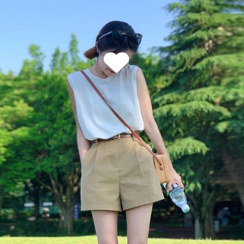 Costum feminin din două piese: vestă fără mâneci și pantaloni cu lungime de cinci puncte pentru femei; stil colegial, retro literatură-artă; poliester 30–50%