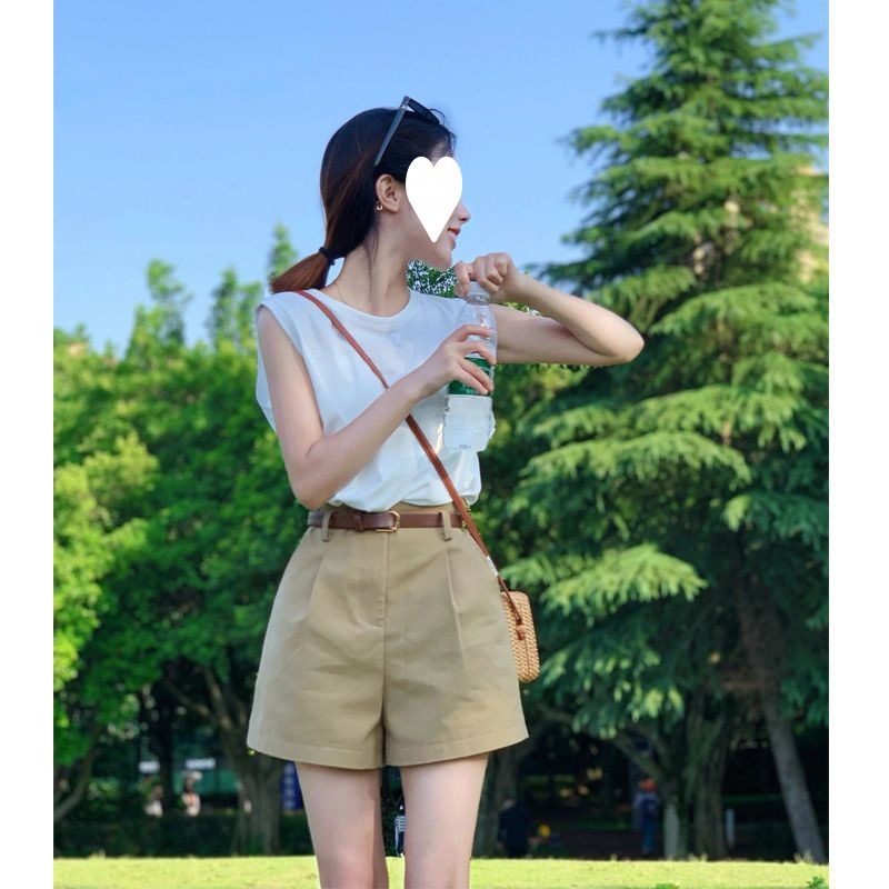 Costum feminin din două piese: vestă fără mâneci și pantaloni cu lungime de cinci puncte pentru femei; stil colegial, retro literatură-artă; poliester 30–50%