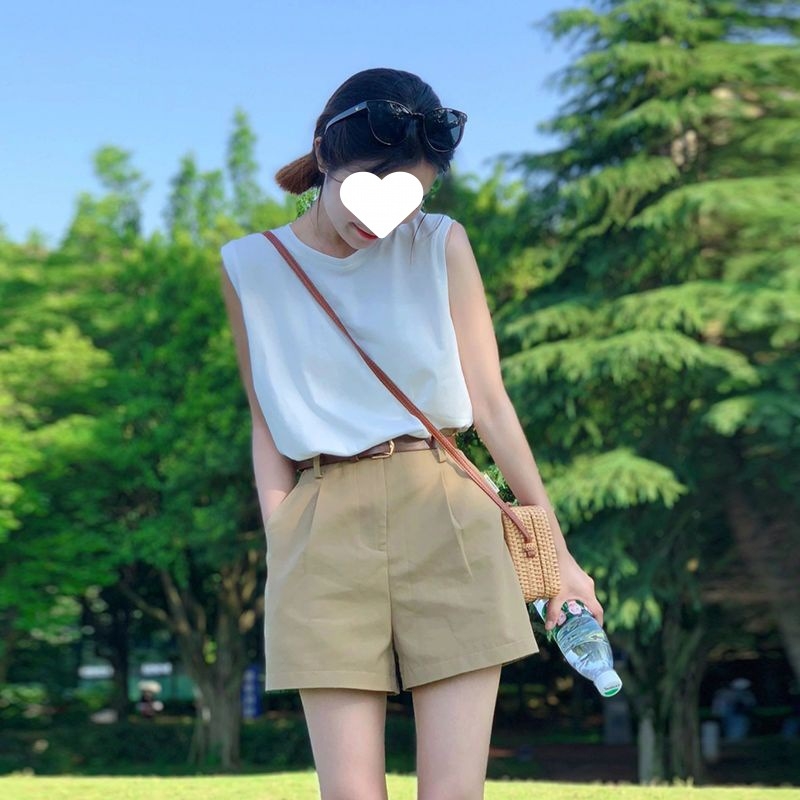 Costum feminin din două piese: vestă fără mâneci și pantaloni cu lungime de cinci puncte pentru femei; stil colegial, retro literatură-artă; poliester 30–50%