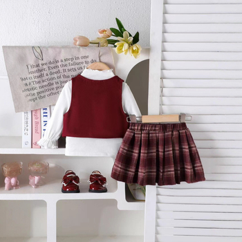 Costum fetițe din trei piese: vestă cu nasturi dubli, top cu mânecă lungă și fustă în carouri; 95% bumbac