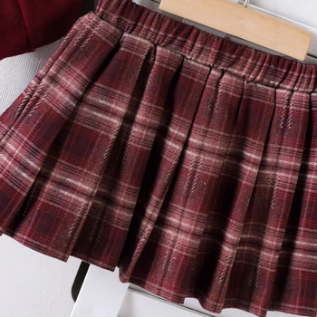 Costum fetițe din trei piese: vestă cu nasturi dubli, top cu mânecă lungă și fustă în carouri; 95% bumbac