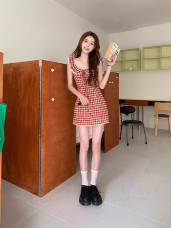 Rochie retro în carouri cu guler păpușă, fără mâneci, talie înaltă, poliester