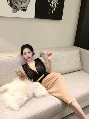 V-kaelusega pitsilise detailiga kleit, bez varrukateta, keskmise pikkusega, nailonist trikotaž