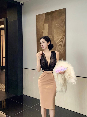 V-kaelusega pitsilise detailiga kleit, bez varrukateta, keskmise pikkusega, nailonist trikotaž