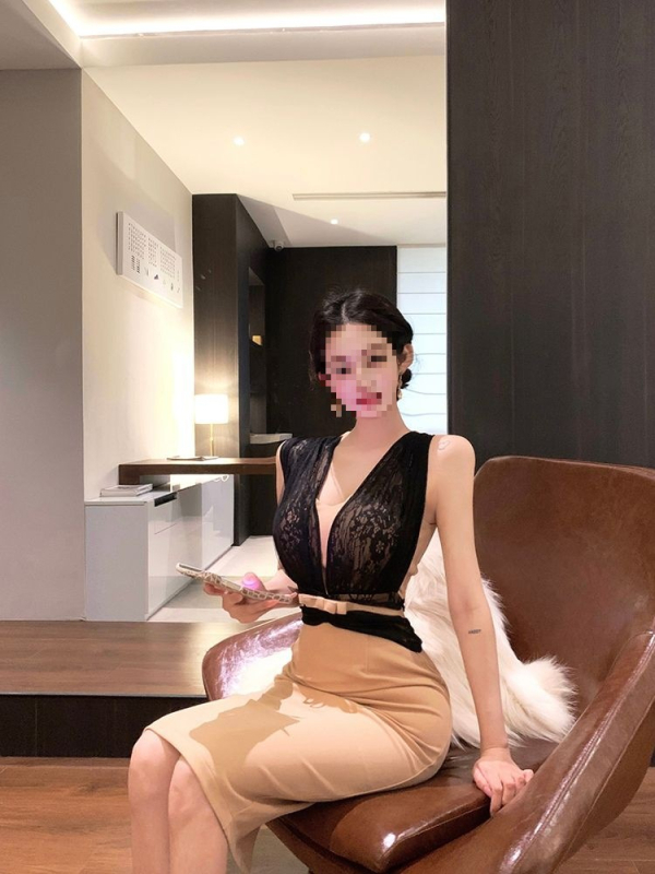 V-kaelusega pitsilise detailiga kleit, bez varrukateta, keskmise pikkusega, nailonist trikotaž