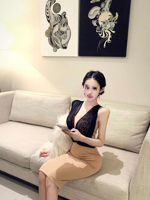 V-kaelusega pitsilise detailiga kleit, bez varrukateta, keskmise pikkusega, nailonist trikotaž