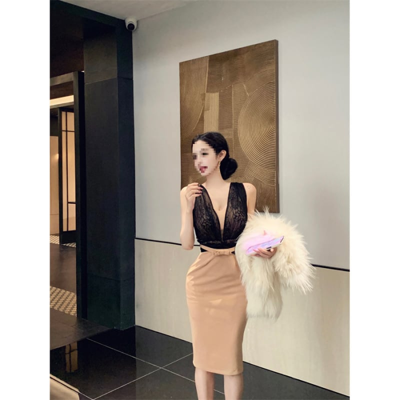 V-kaelusega pitsilise detailiga kleit, bez varrukateta, keskmise pikkusega, nailonist trikotaž