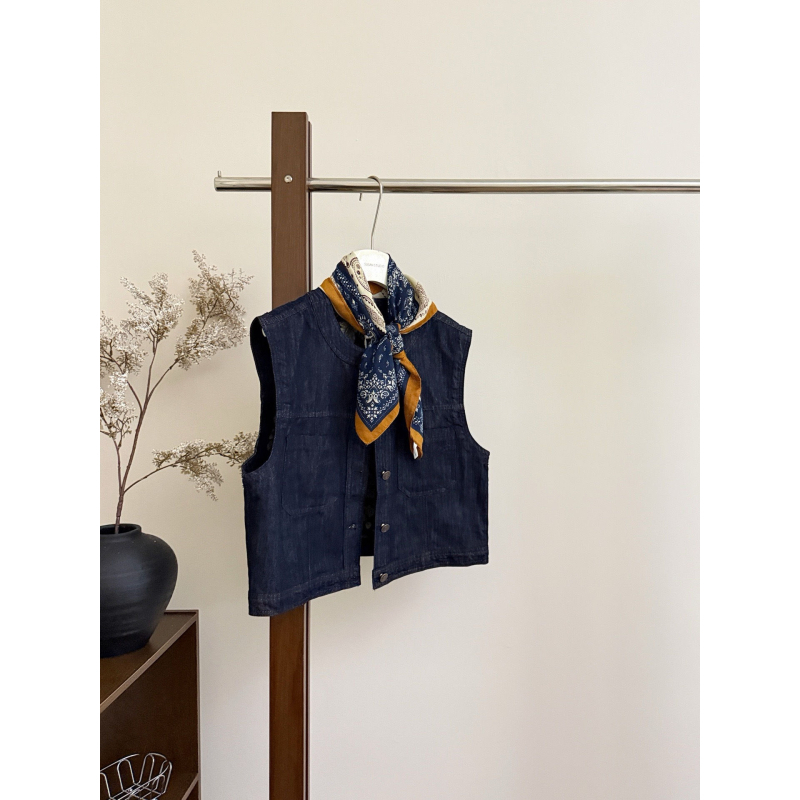 Vesta damă cu decolteu în V, țesătură rayon cu amestec lână de oaie, primăvara 2025