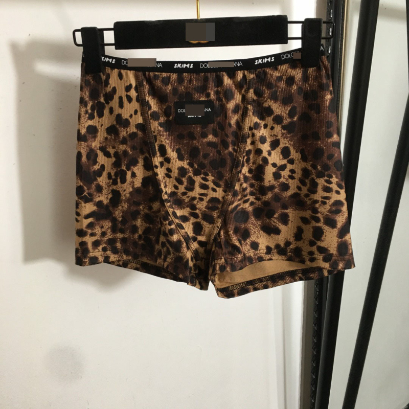 Leopard print dvodijelni set: bez rukava camisole i capri hlače, pamuk–poliester smjesa, aplikacije, ljeto 2025