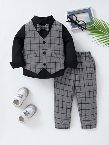 Costum copii trei piese pentru băieți: cămașă cu mânecă lungă și papion, vestă în carouri și pantaloni; bumbac 92%; pentru vârsta 3–8 ani