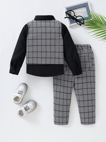 Costum copii trei piese pentru băieți: cămașă cu mânecă lungă și papion, vestă în carouri și pantaloni; bumbac 92%; pentru vârsta 3–8 ani