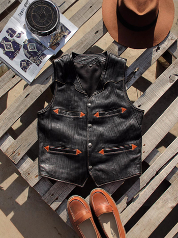 Vesta pentru bărbați din piele naturală de vițel, decolteu în V, croială Slim, închidere cu nasturi pe un rând, buzunare ascunse cu patch