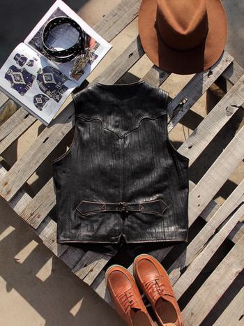 Vesta pentru bărbați din piele naturală de vițel, decolteu în V, croială Slim, închidere cu nasturi pe un rând, buzunare ascunse cu patch