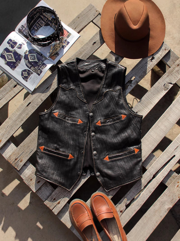 Vesta pentru bărbați din piele naturală de vițel, decolteu în V, croială Slim, închidere cu nasturi pe un rând, buzunare ascunse cu patch