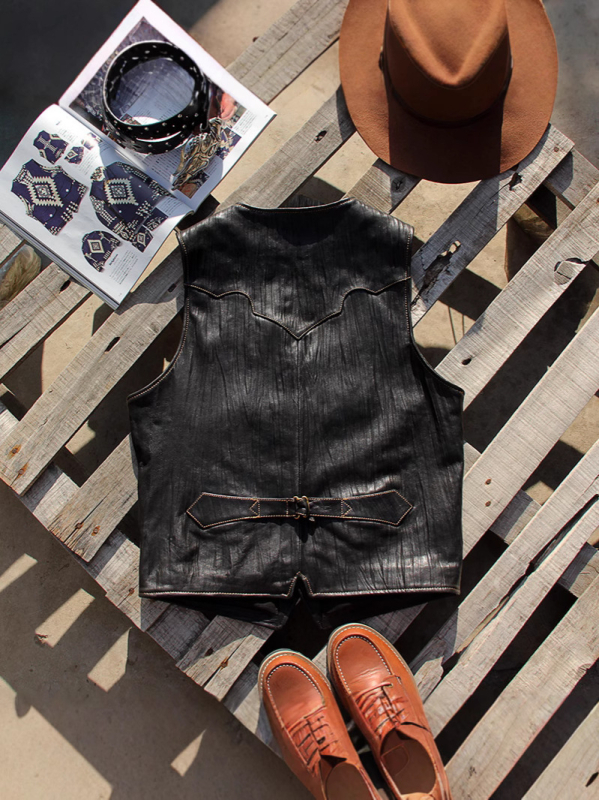 Vesta pentru bărbați din piele naturală de vițel, decolteu în V, croială Slim, închidere cu nasturi pe un rând, buzunare ascunse cu patch