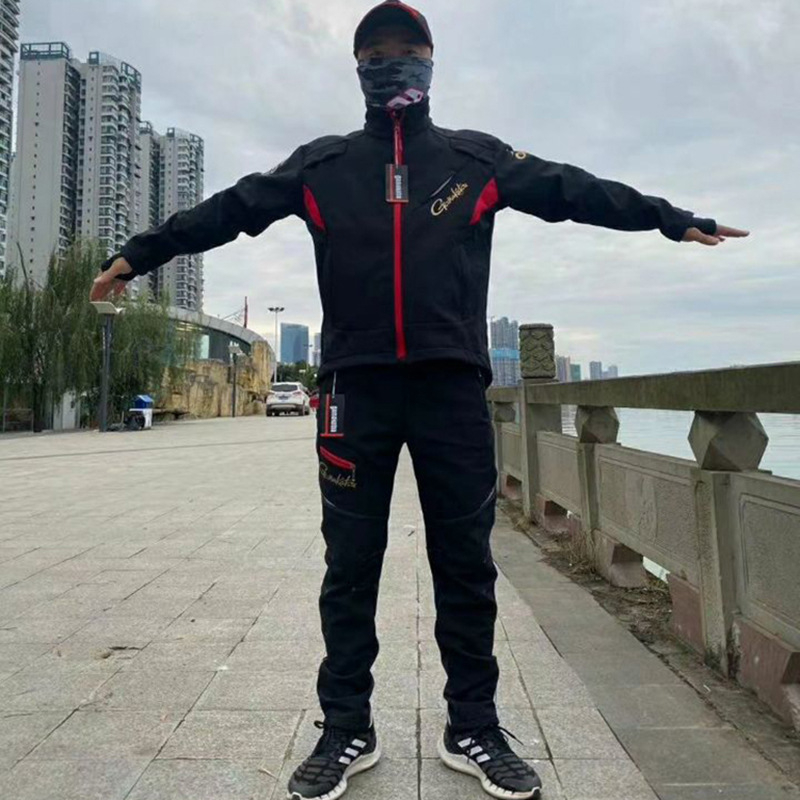 Zvejas softshell jakas komplekts — silta fleece oderē, ūdensnecaurlaidīgs un pret vēju, ātri žūstošs, vienkrāsains, universāls, ziemai, pavasarim un rudenim; piemērots skrējienam, riteņbraukšanai, pārgājieniem un makšķerēšanai