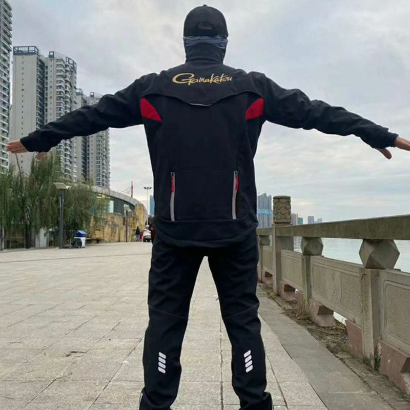 Zvejas softshell jakas komplekts — silta fleece oderē, ūdensnecaurlaidīgs un pret vēju, ātri žūstošs, vienkrāsains, universāls, ziemai, pavasarim un rudenim; piemērots skrējienam, riteņbraukšanai, pārgājieniem un makšķerēšanai