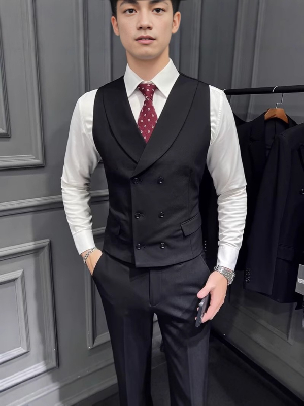 Vestă masculină - minimalistă (croială Slim-fit; guler în V; nasturi în două rânduri; Poliester 100%)