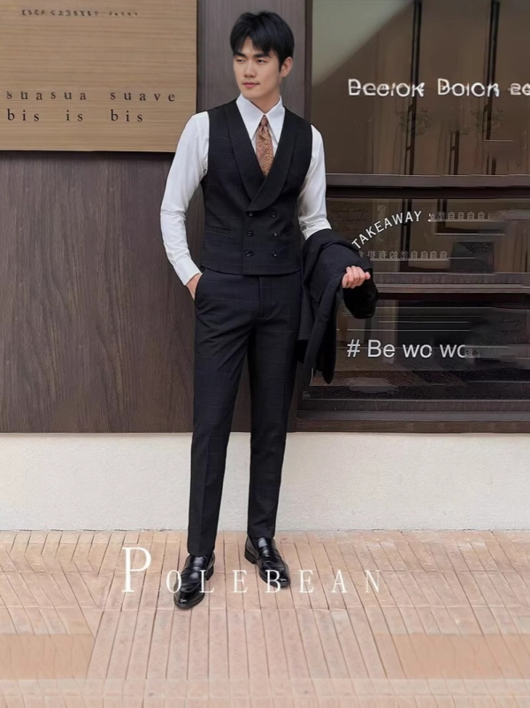 Vestă masculină - minimalistă (croială Slim-fit; guler în V; nasturi în două rânduri; Poliester 100%)