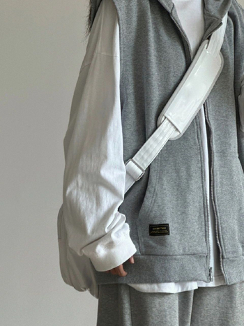 Vestă american retro cu glugă și fermoar — croială drept tub, poliester, buzunare laterale