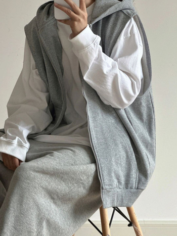 Vestă american retro cu glugă și fermoar — croială drept tub, poliester, buzunare laterale